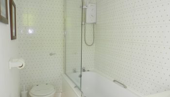 brocks spotty bathroom