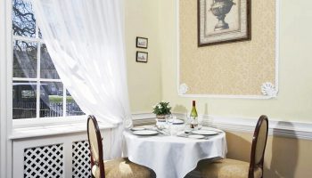 the circus corner table